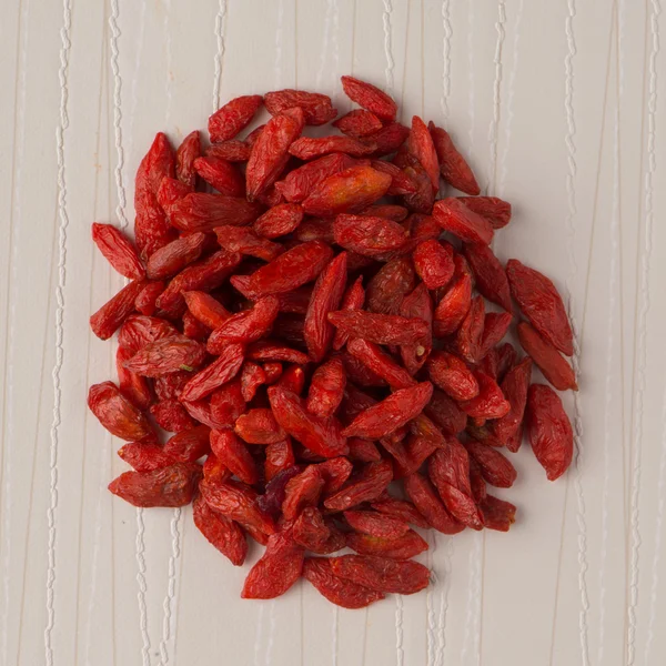 Circle of dry red goji berries — Stock Photo, Image