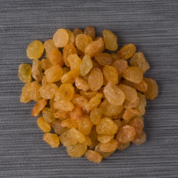 Circle of golden raisins — Stock Photo, Image