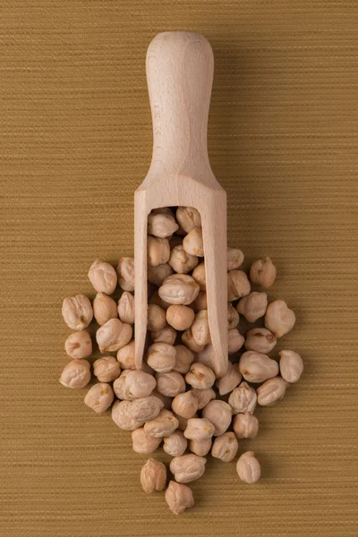 Pala de madera con garbanzos —  Fotos de Stock