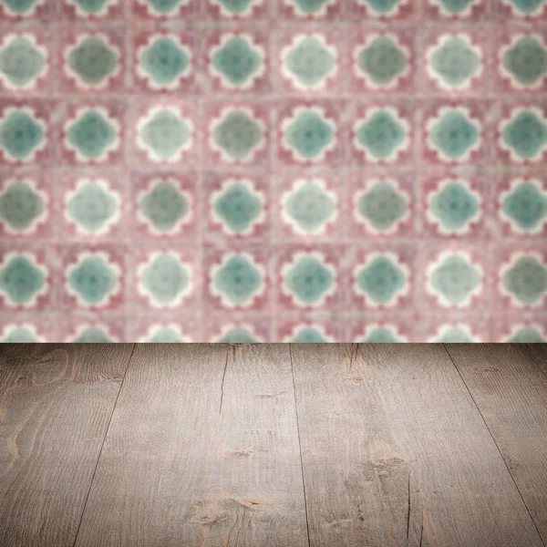 Plateau de table en bois et mur de motif de carreaux de céramique vintage flou — Photo