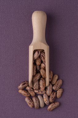 Pinto fasulye ile ahşap Kepçe