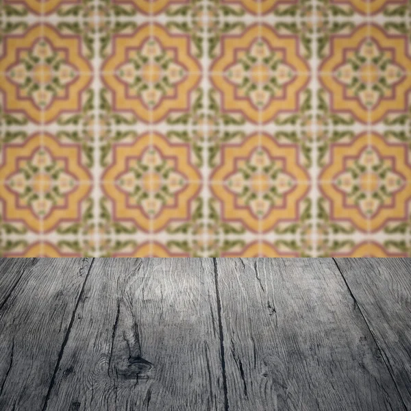 Wood table top and blur  ceramic tile pattern — Stock Photo, Image