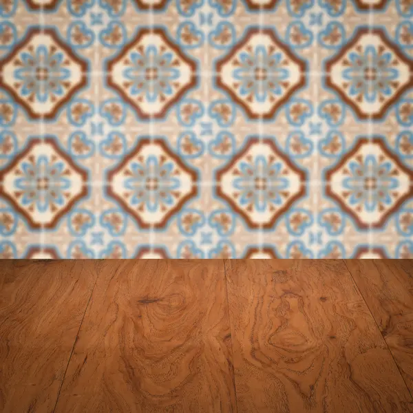 Holz Tischplatte und verwischen Keramikfliesen Muster — Stockfoto