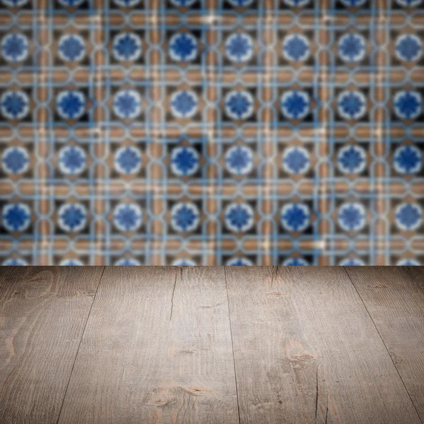 Plateau en bois et motif de carreaux de céramique flou — Photo