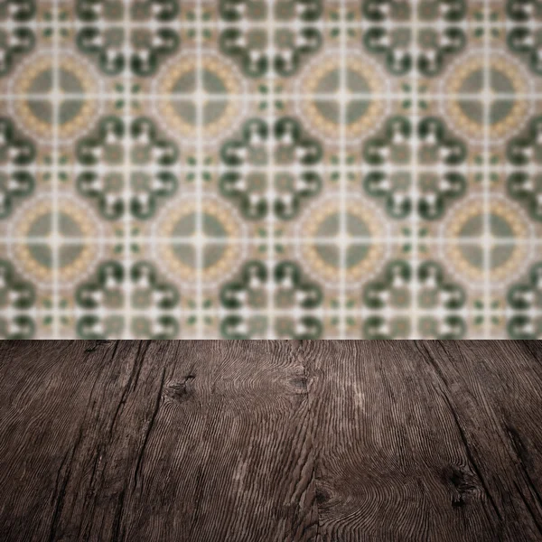 Houten tafelblad en vervagen ceramiektegel patroon — Stockfoto