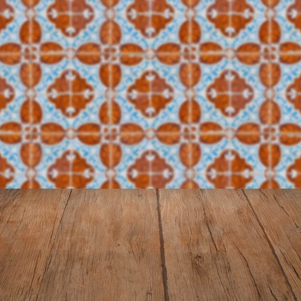 Houten tafelblad en vervagen ceramiektegel patroon — Stockfoto