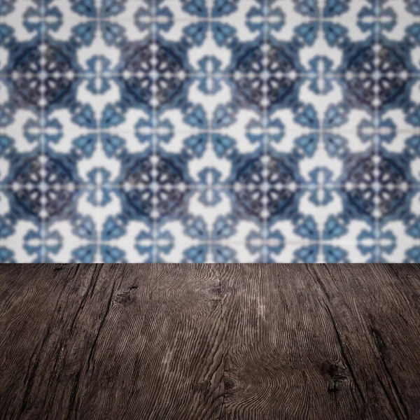 Trä table top och oskärpa keramiska plattor mönster — Stockfoto