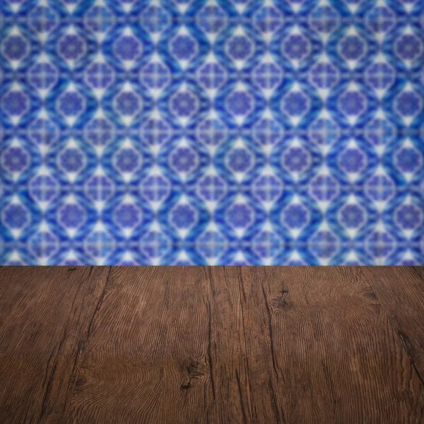 Wood table top and blur  ceramic tile pattern — Stock Photo, Image