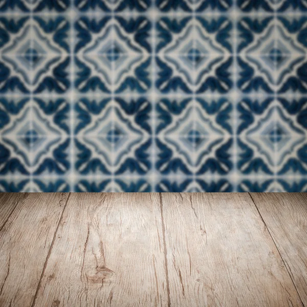 Plateau de table en bois et mur de motif de carreaux de céramique vintage flou — Photo