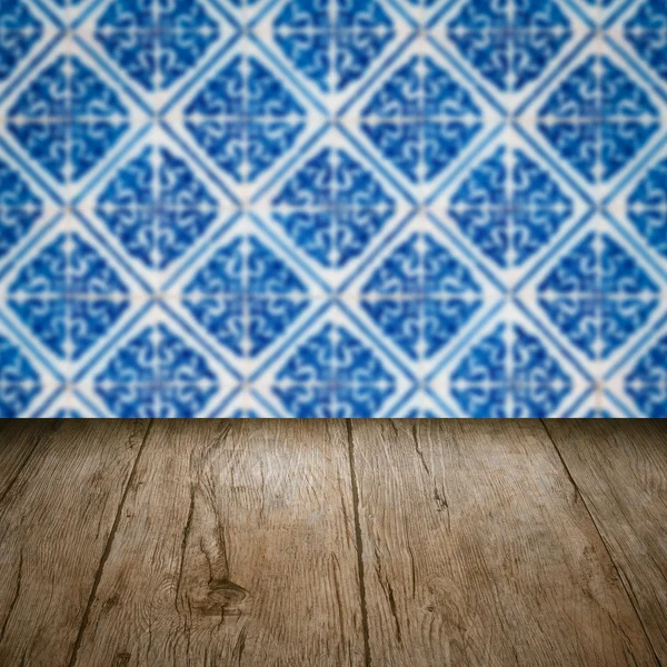 Plateau de table en bois et mur de motif de carreaux de céramique vintage flou — Photo