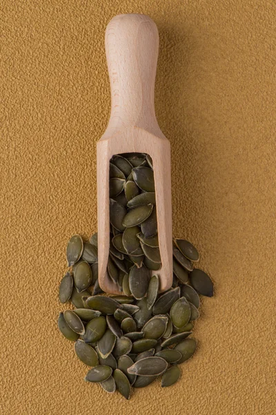 Pala de madera con semillas de calabaza —  Fotos de Stock