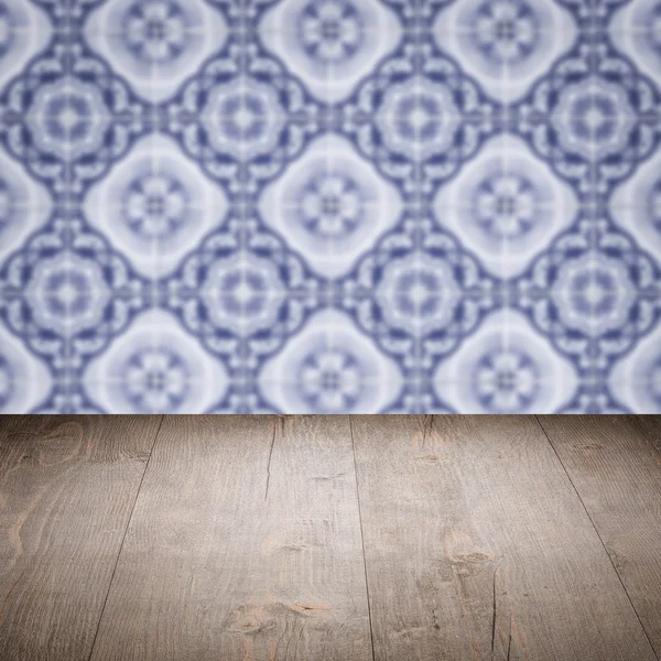 Plateau de table en bois et mur de motif de carreaux de céramique vintage flou — Photo