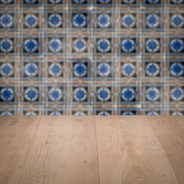 Plateau de table en bois et mur de motif de carreaux de céramique vintage flou — Photo