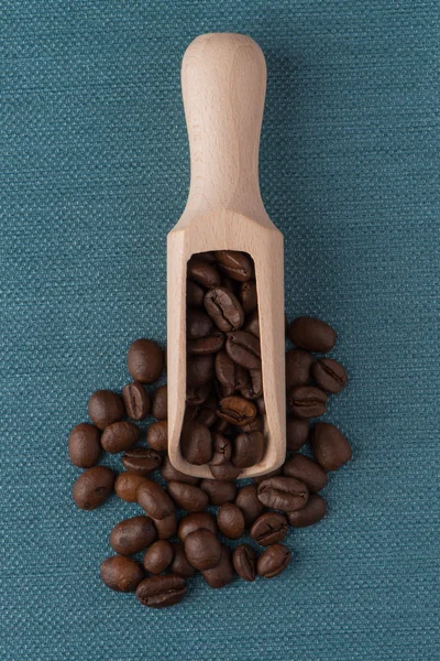 Holzlöffel mit Kaffeebohnen — Stockfoto