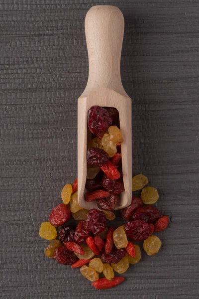 Dřevěná naběračka s sušené ovoce — Stock fotografie