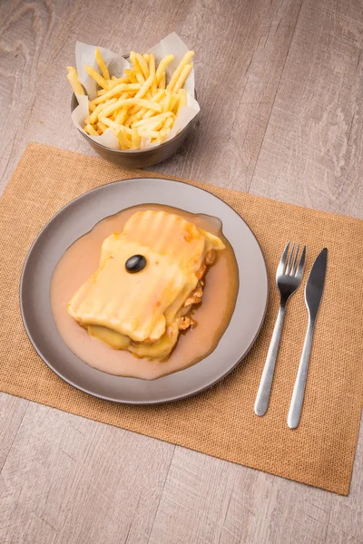 Francesinha 和炸薯条 — 图库照片