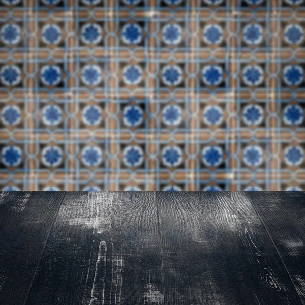 Plateau de table en bois et mur de motif de carreaux de céramique vintage flou — Photo