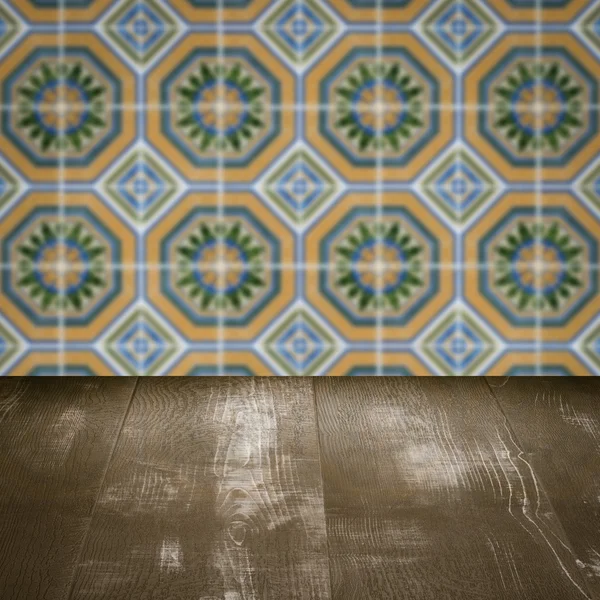 Plateau de table en bois et mur de motif de carreaux de céramique vintage flou — Photo