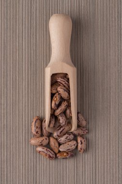 Pinto fasulye ile ahşap Kepçe