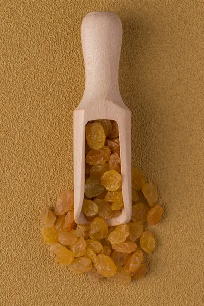 Cuillère en bois avec raisins secs dorés — Photo