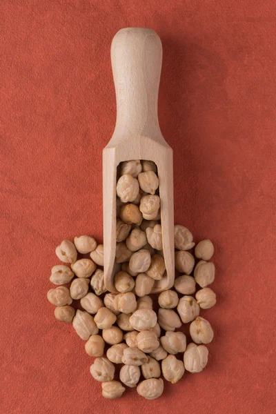 Wooden scoop with chickpeas — Stock Photo, Image