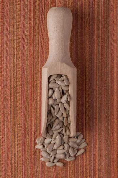 Scoop di legno con semi di girasole sgusciati — Foto Stock