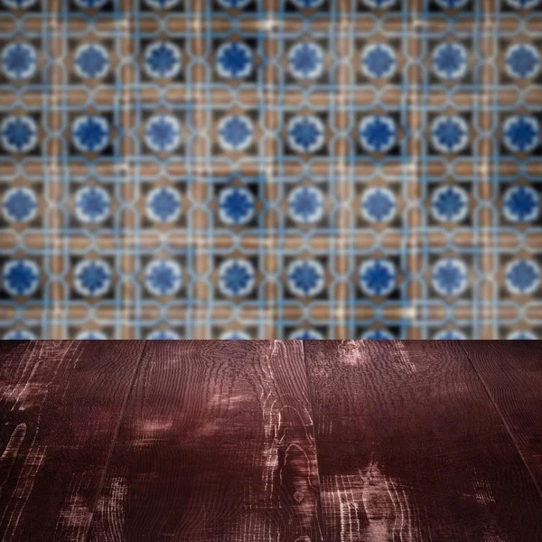 Plateau de table en bois et mur de motif de carreaux de céramique vintage flou — Photo