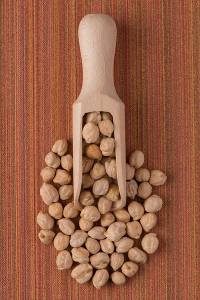 ヒヨコ豆と木製のスクープ — ストック写真