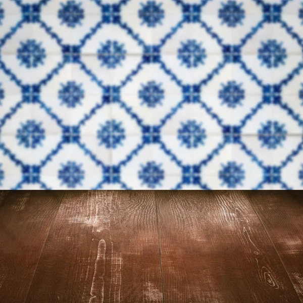 Plateau de table en bois et mur de motif de carreaux de céramique vintage flou — Photo