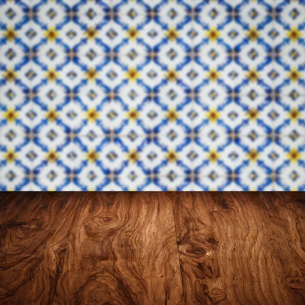 Plateau de table en bois et mur de motif de carreaux de céramique vintage flou — Photo