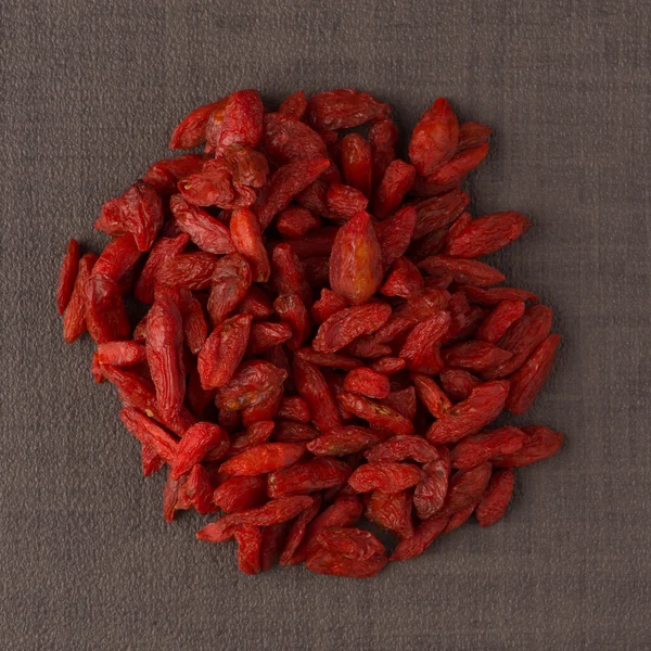 Circle of dry red goji berries — Stock Photo, Image