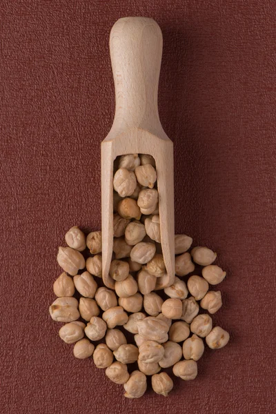 Wooden scoop with chickpeas — Stock Photo, Image