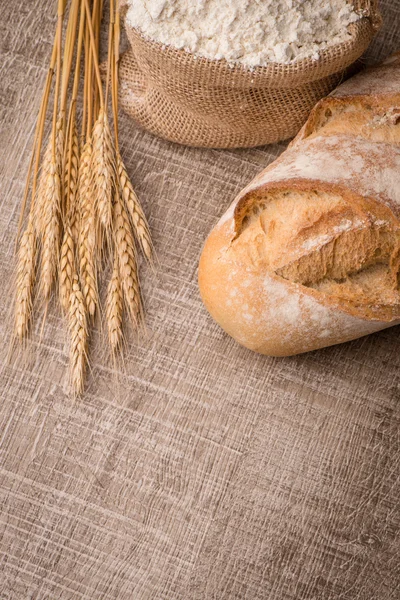 Rustik ekmek ve buğday — Stok fotoğraf