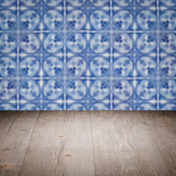 Plateau de table en bois et mur de motif de carreaux de céramique vintage flou — Photo