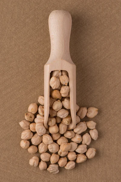 ヒヨコ豆と木製のスクープ — ストック写真