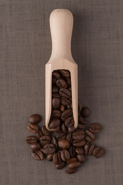 Holzlöffel mit Kaffeebohnen — Stockfoto