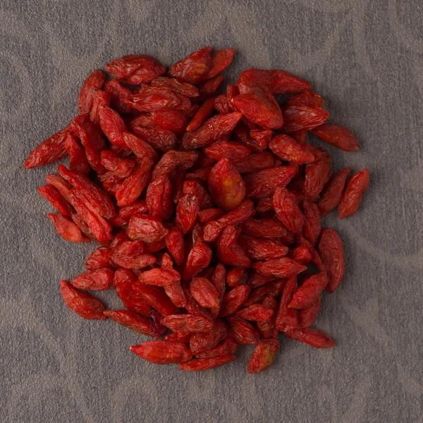 Circle of dry red goji berries — Stock Photo, Image