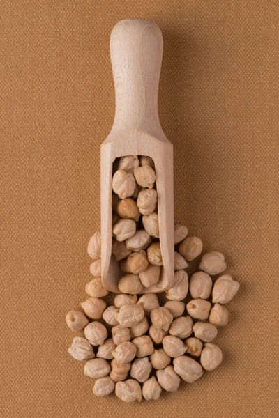 Pala de madera con garbanzos —  Fotos de Stock