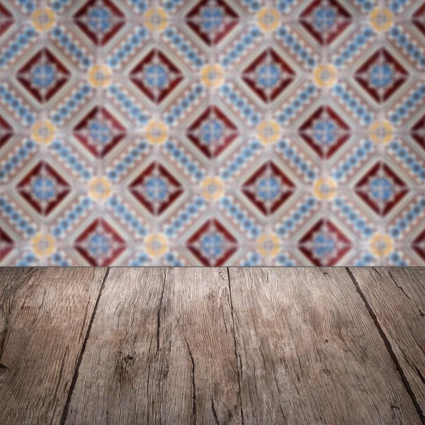 Dřevo stolu a rozostření historických keramických dlaždic vzor zeď — Stock fotografie