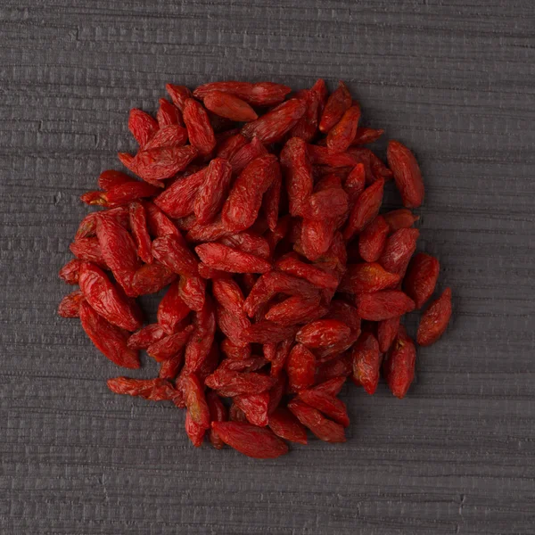 Circle of dry red goji berries — Stock Photo, Image
