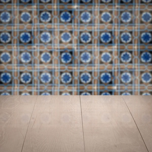 Plateau de table en bois et mur de motif de carreaux de céramique flou — Photo