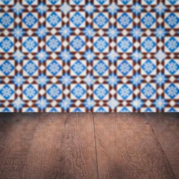 Tablero de tabla de madera y desenfoque de cerámica patrón de pared — Foto de Stock