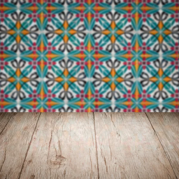 Holz Tischplatte und verschwimmen Keramikfliesen Muster Wand — Stockfoto