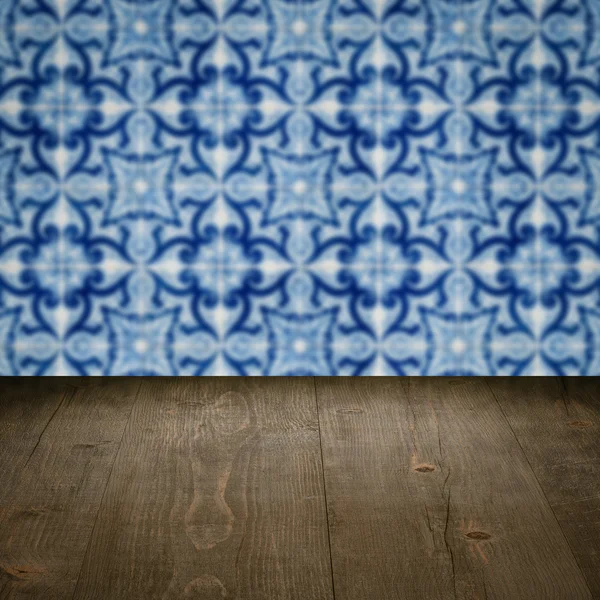 나무 테이블 상단 및 흐림 세라믹 타일 패턴 벽 — 스톡 사진