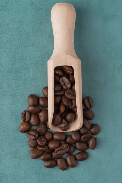 Paletta di legno con chicchi di caffè — Foto Stock