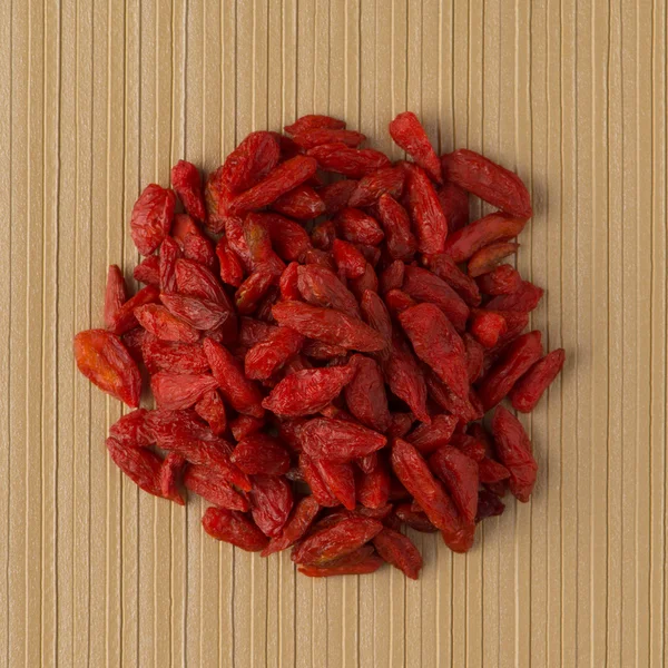 Circle of dry red goji berries — Stock Photo, Image