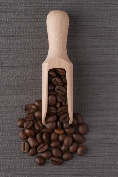 Holzlöffel mit Kaffeebohnen — Stockfoto