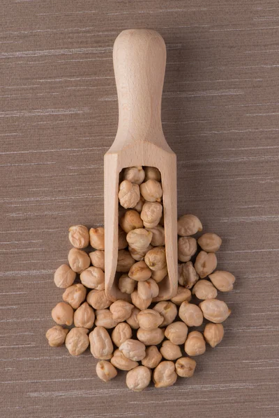 Pala de madera con garbanzos —  Fotos de Stock