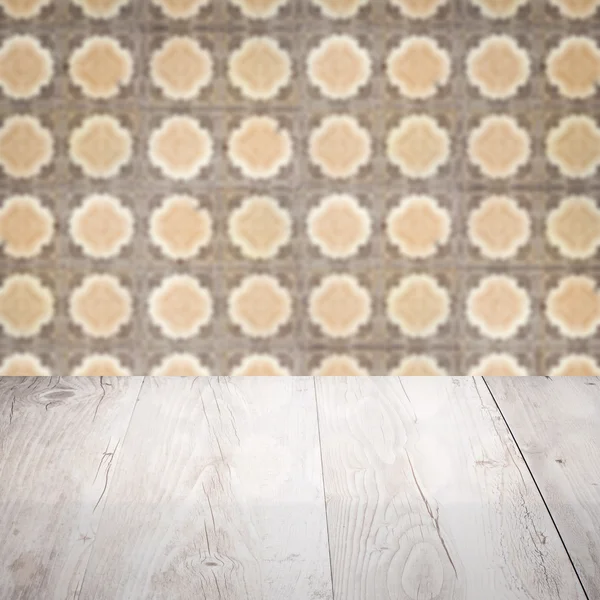 Plateau de table en bois et mur de motif de carreaux de céramique vintage flou — Photo