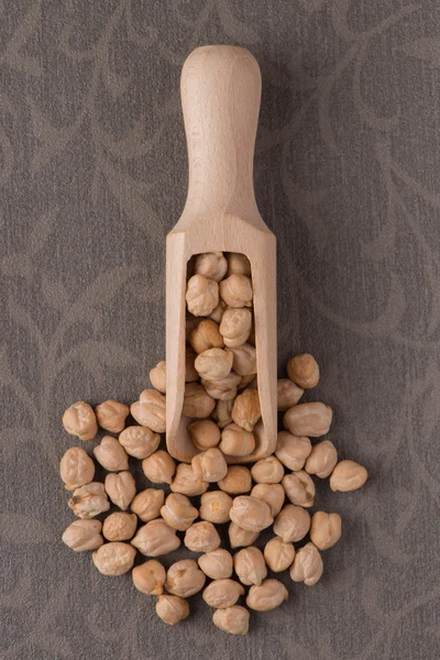 Wooden scoop with chickpeas — Stock Photo, Image